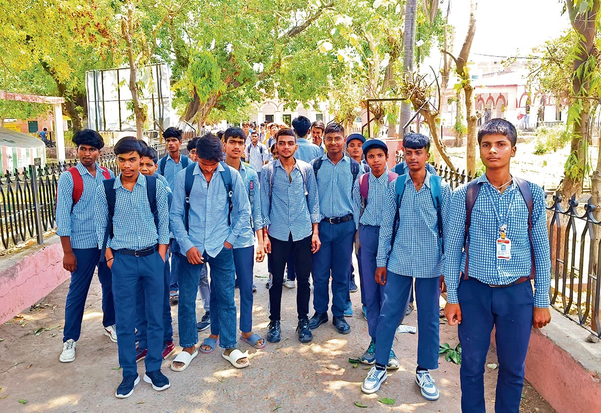 Buxar News : एमपी उच्च विद्यालय में 75% उपस्थिति की कड़ाई से बढ़ी छात्र-छात्राओं की संख्या