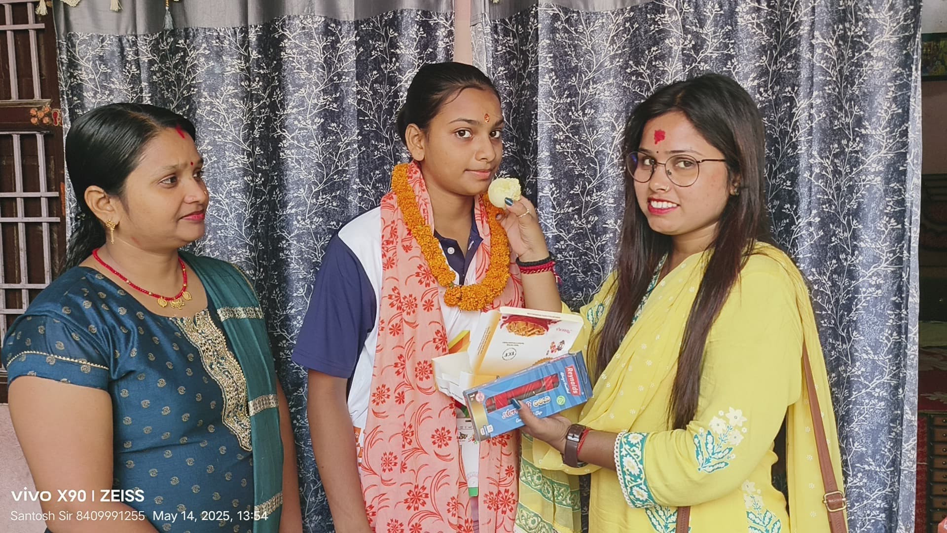 Madhubani News : वॉलीबाल खिलाड़ी चांदनी को जिप सदस्य ने किया सम्मानित