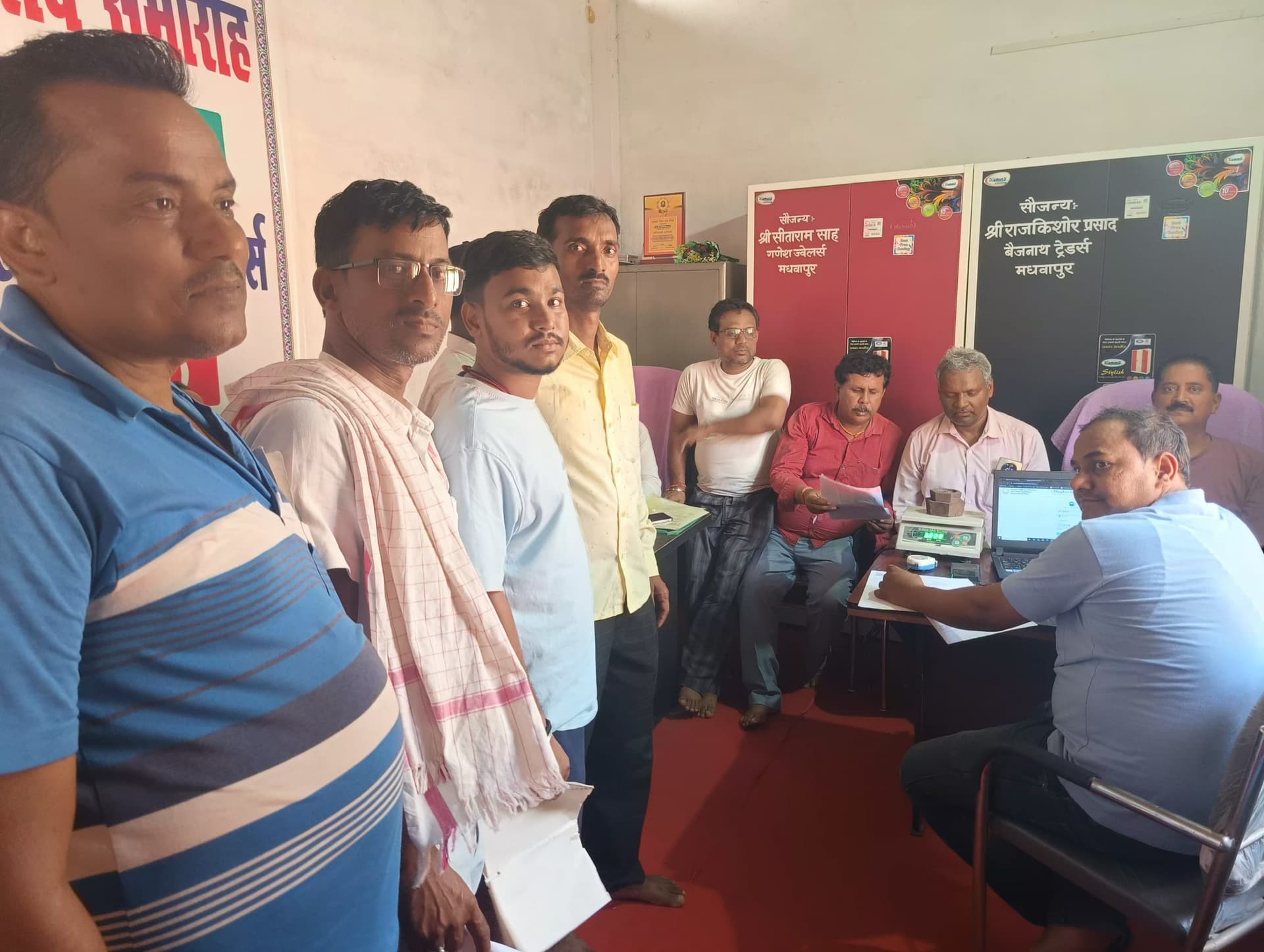 Madhubani News : शिविर में व्यापारियों के अनुज्ञप्ति का किया गया नवीनीकरण
