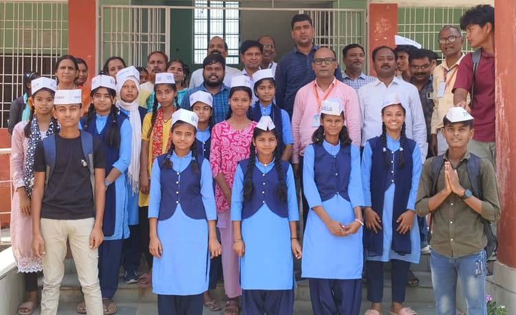 Aurangabad News : गुप्त मतदान से प्लस टू हाई स्कूल में बाल संसद का हुआ चुनाव