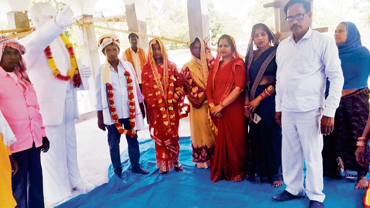 Buxar News : राजपुर में विधवा व विधुर की शादी बनी मिसाल, बच्चों को मिला पिता का प्यार