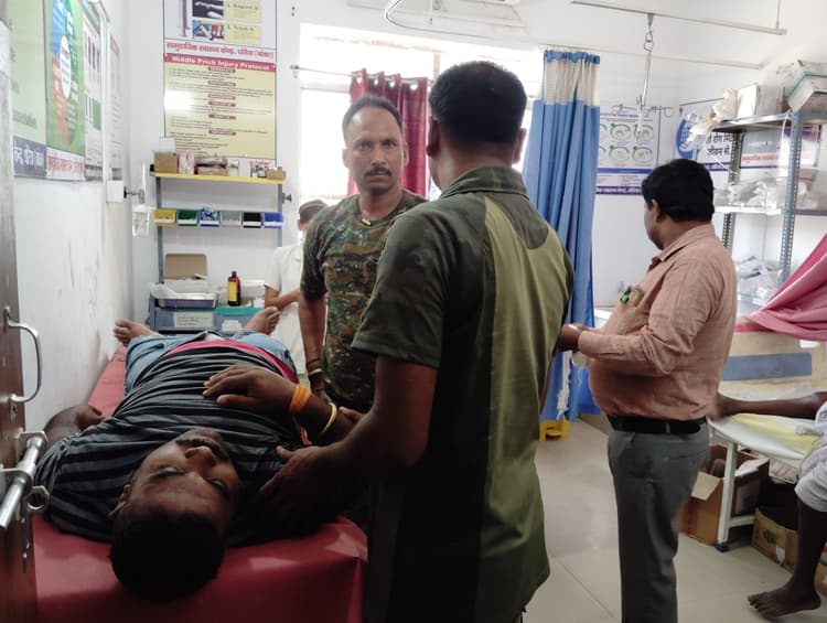 बाइक-टोटो की टक्कर मेंतीन लोग जख्मी