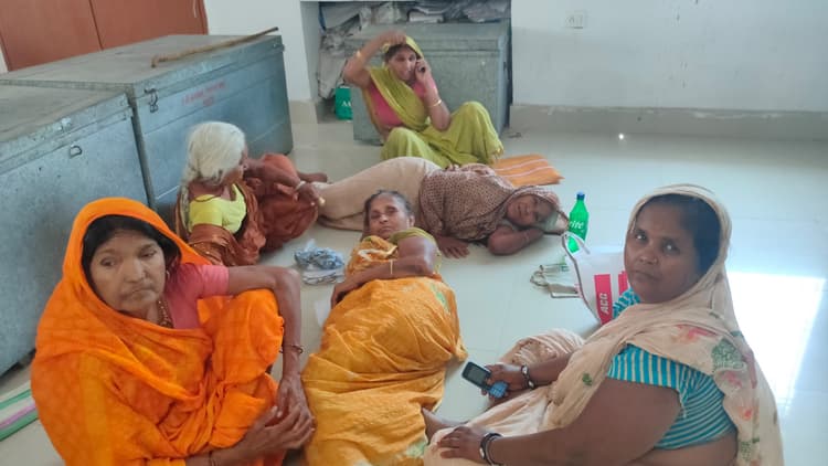 आरटीपीएस काउंटर पर तीन वृद्ध महिला गर्मी से बेहोस