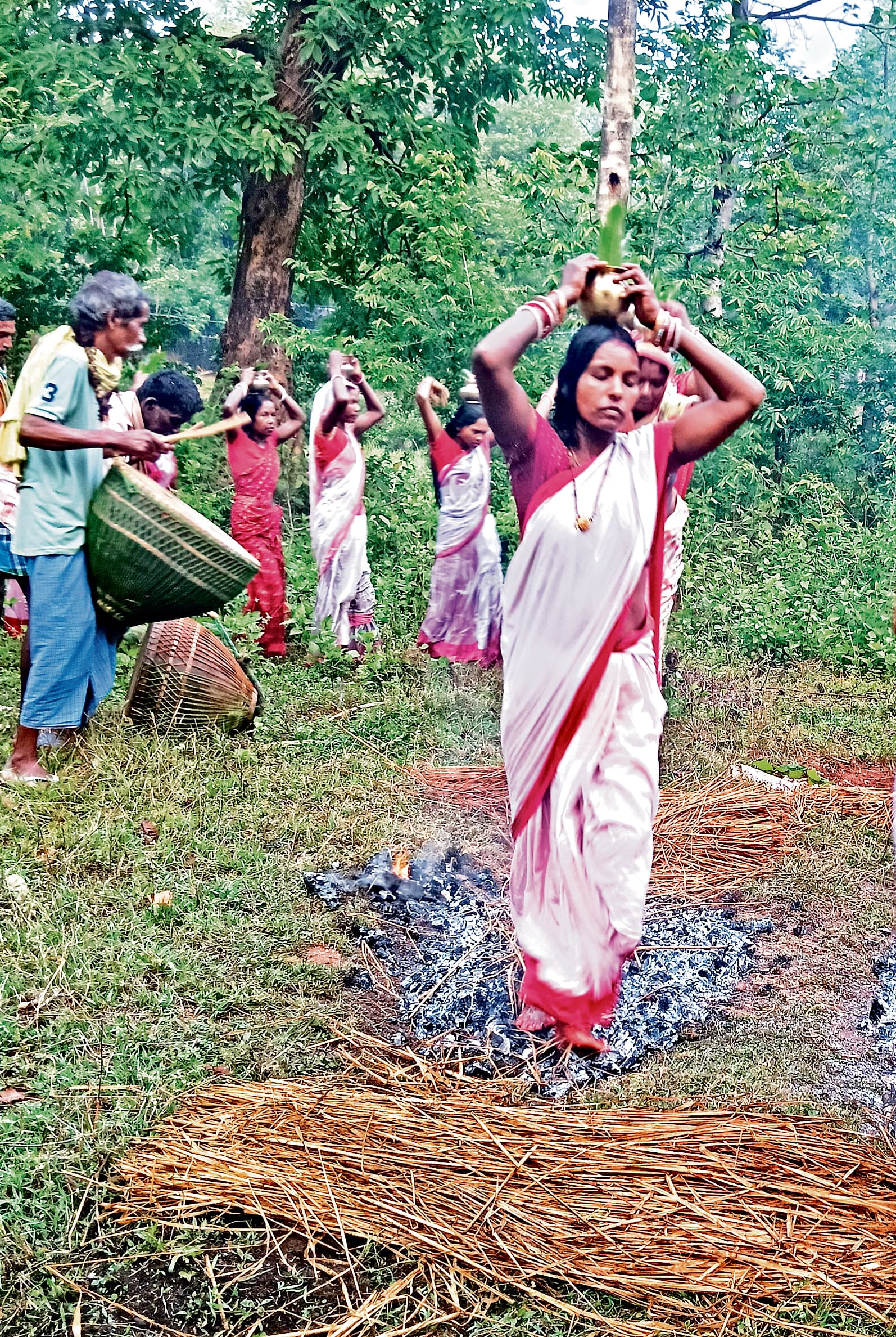 Seraikela Kharsawan News : ढोल-नगाड़े की थाप पर हठ भक्ति की परंपरा को निर्वहन किया