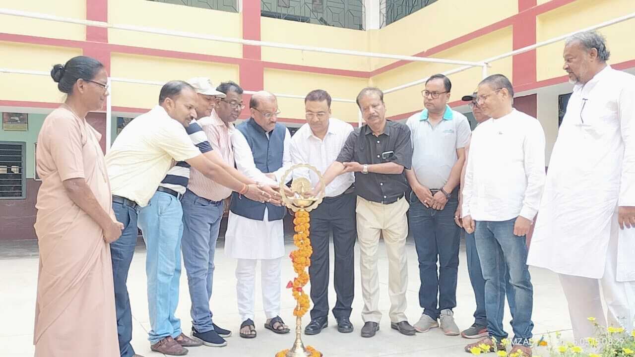 Deoghar news : शीतल पेयजल के लिए विद्यालय में लगवाया गया वाटर प्यूरिफायर