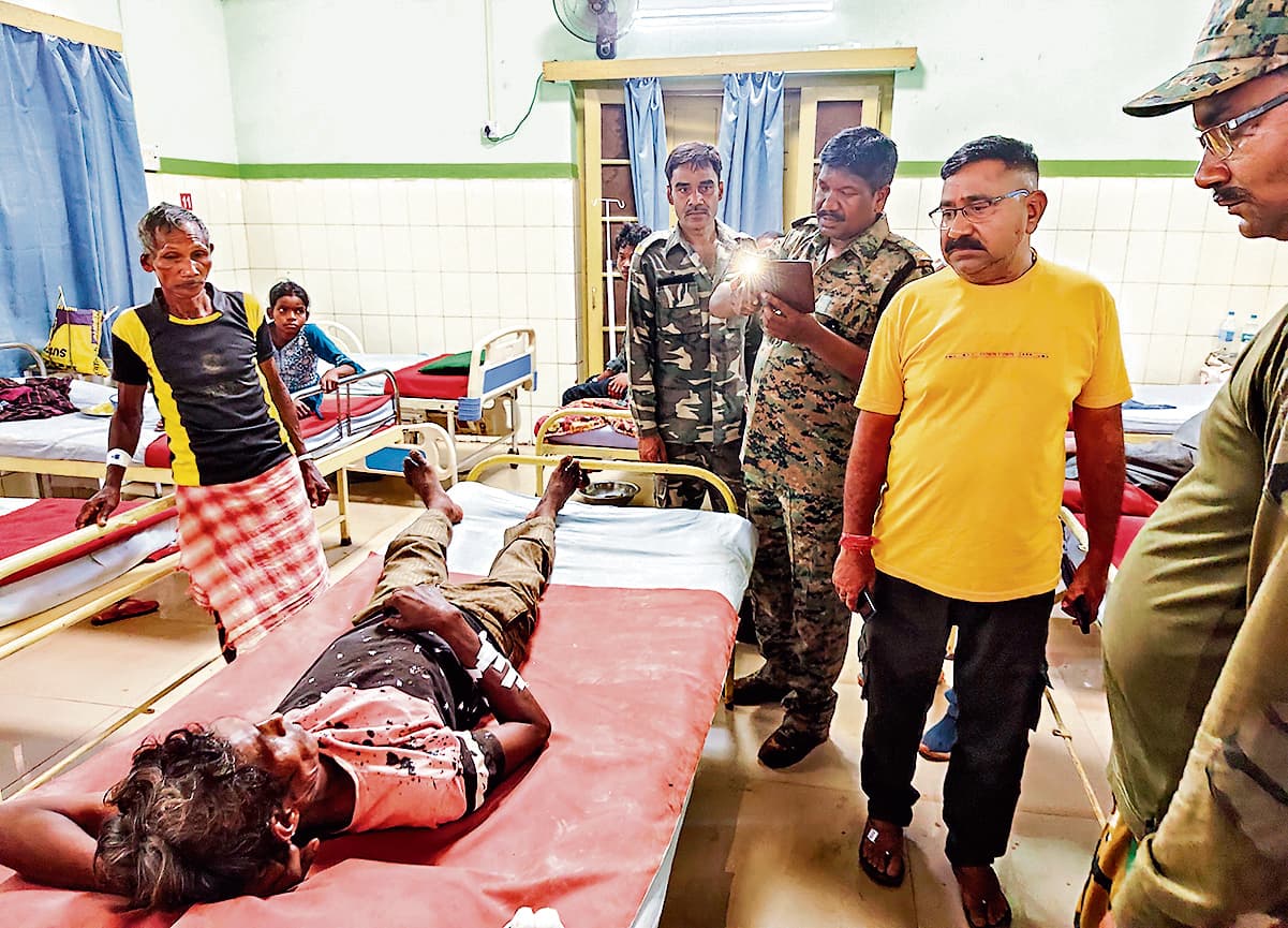 Chaibasa News : तारफेल्टिंग के दौरान एस्बेस्टस टूटने से दो मजदूर हुए घायल