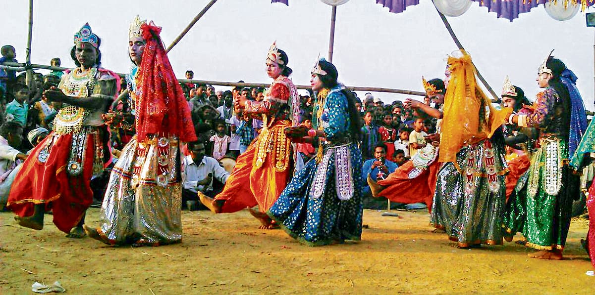 Seraikela Kharsawan News : कृष्णापुर में वार्षिक छऊ नृत्य आयोजित