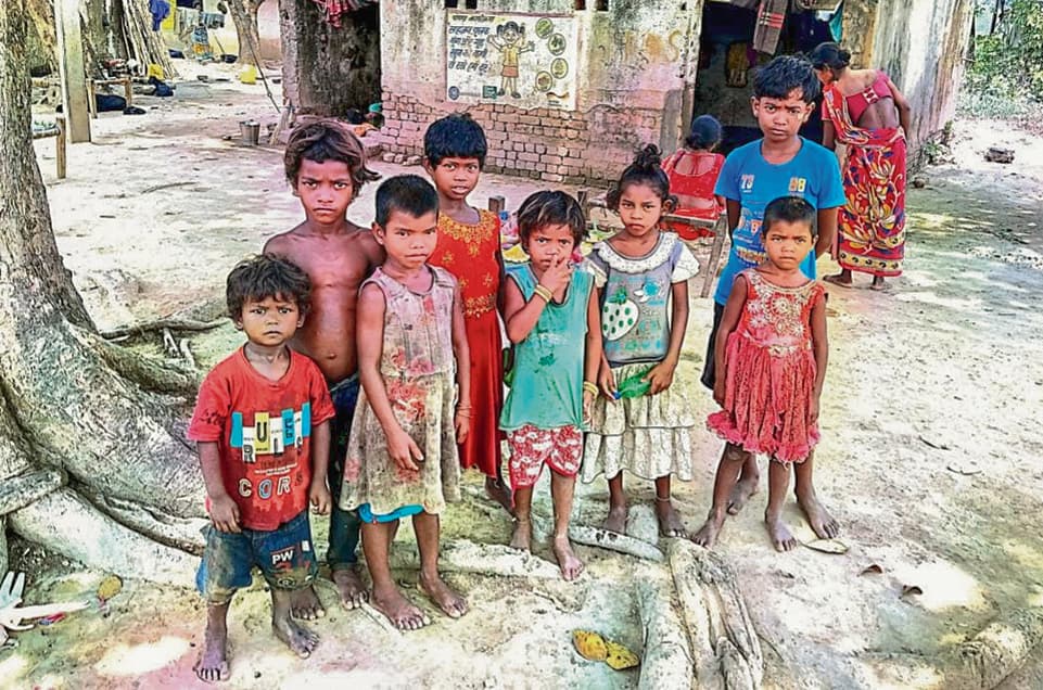 East Singhbhum News  : घर में जन्मे 11 बच्चों का नहीं बना जन्म प्रमाण पत्र, सरकारी सुविधाओं से वंचित