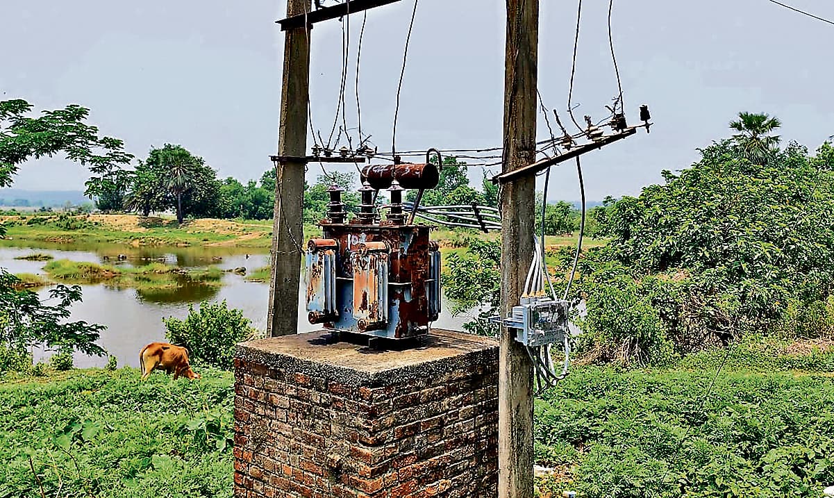 East Singhbhum News : लो वोल्टेज की समस्या से जूझ रहे ग्रामीण, भीषण गर्मी से  बुरा हाल