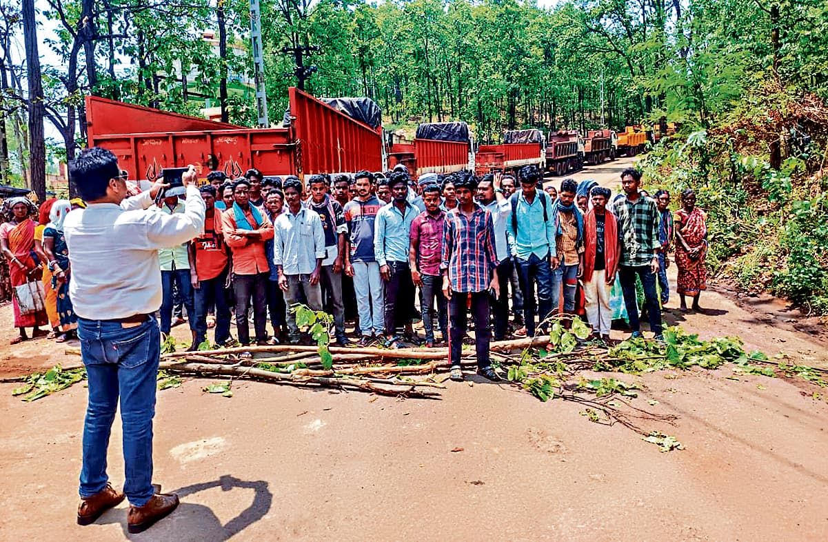Rourkela News: सड़क के लिए खदान इलाके के ग्रामीणों ने तीसरे दिन जारी रखा प्रदर्शन, खदान से परिवहन ठप