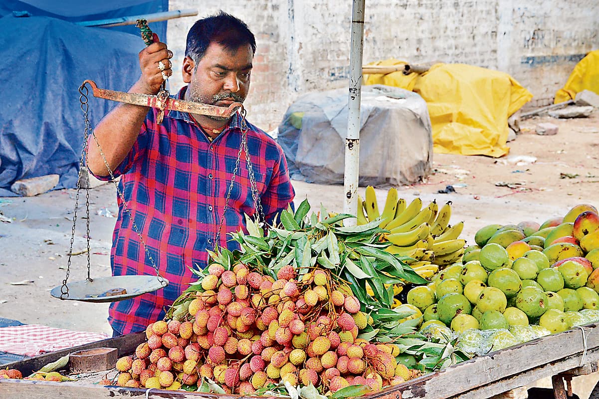 Ranchi news : रांची के बाजार में लीची की दस्तक, 80-100 रुपये किलो बिक रही