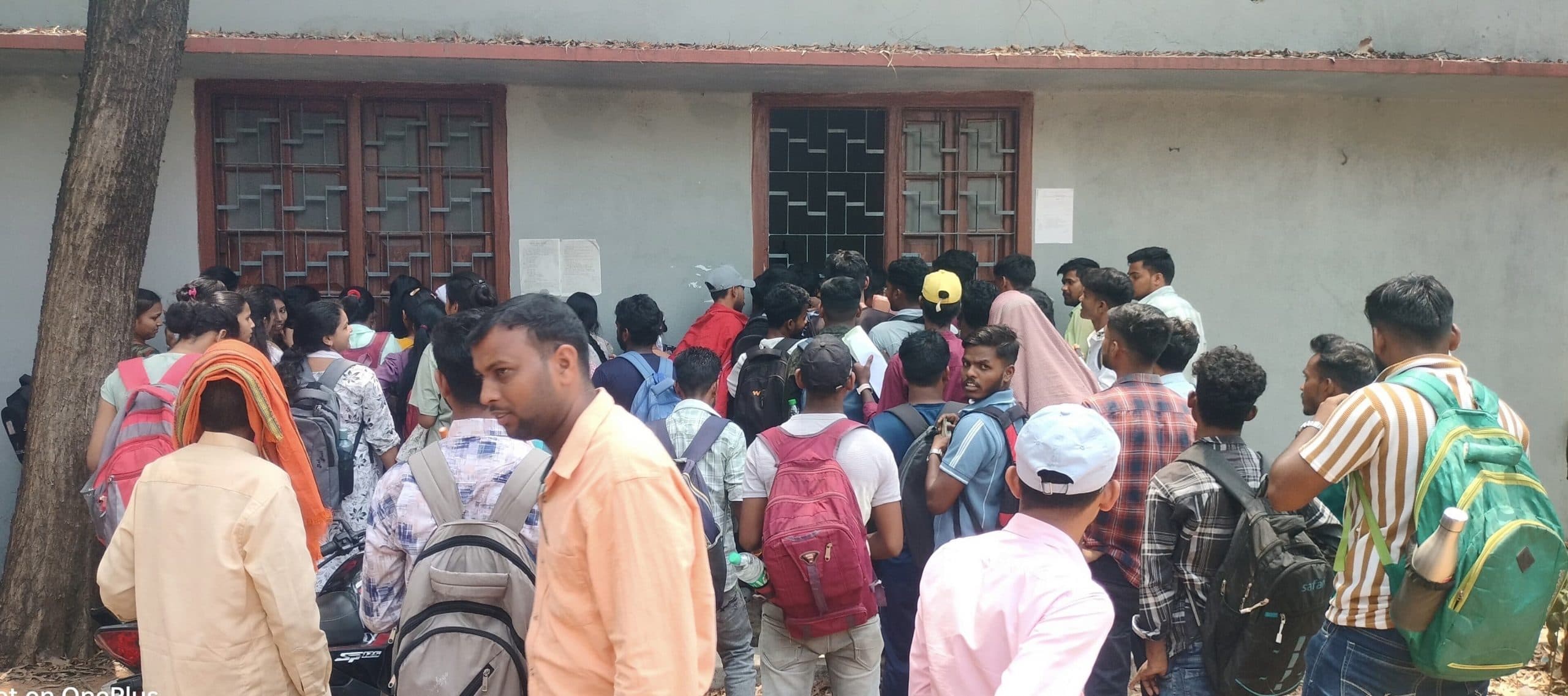 Giridh News :एक ही काउंटर रहने के कारण नामांकन में विद्यार्थियों को परेशानी