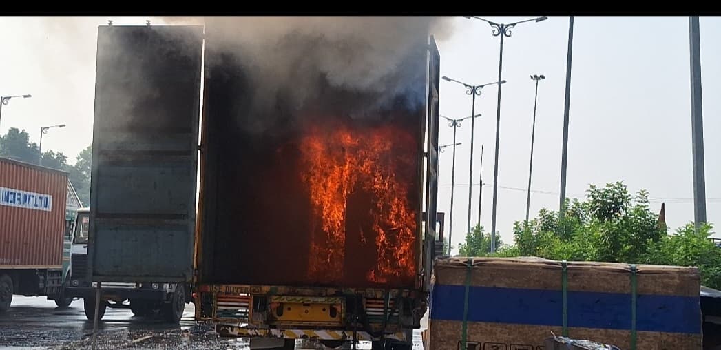 Giridh News :कंटेनर ने ट्रक में पीछे से मारा धक्का, आग लगने से लाखों के फ्रीज जले