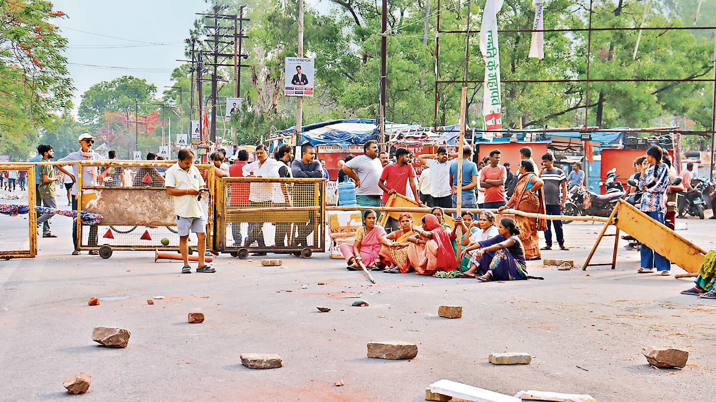 Ranchi News : अतिक्रमण हटाने के विरोध में सड़क पर उतरे फुटपाथ दुकानदार, रोड जाम