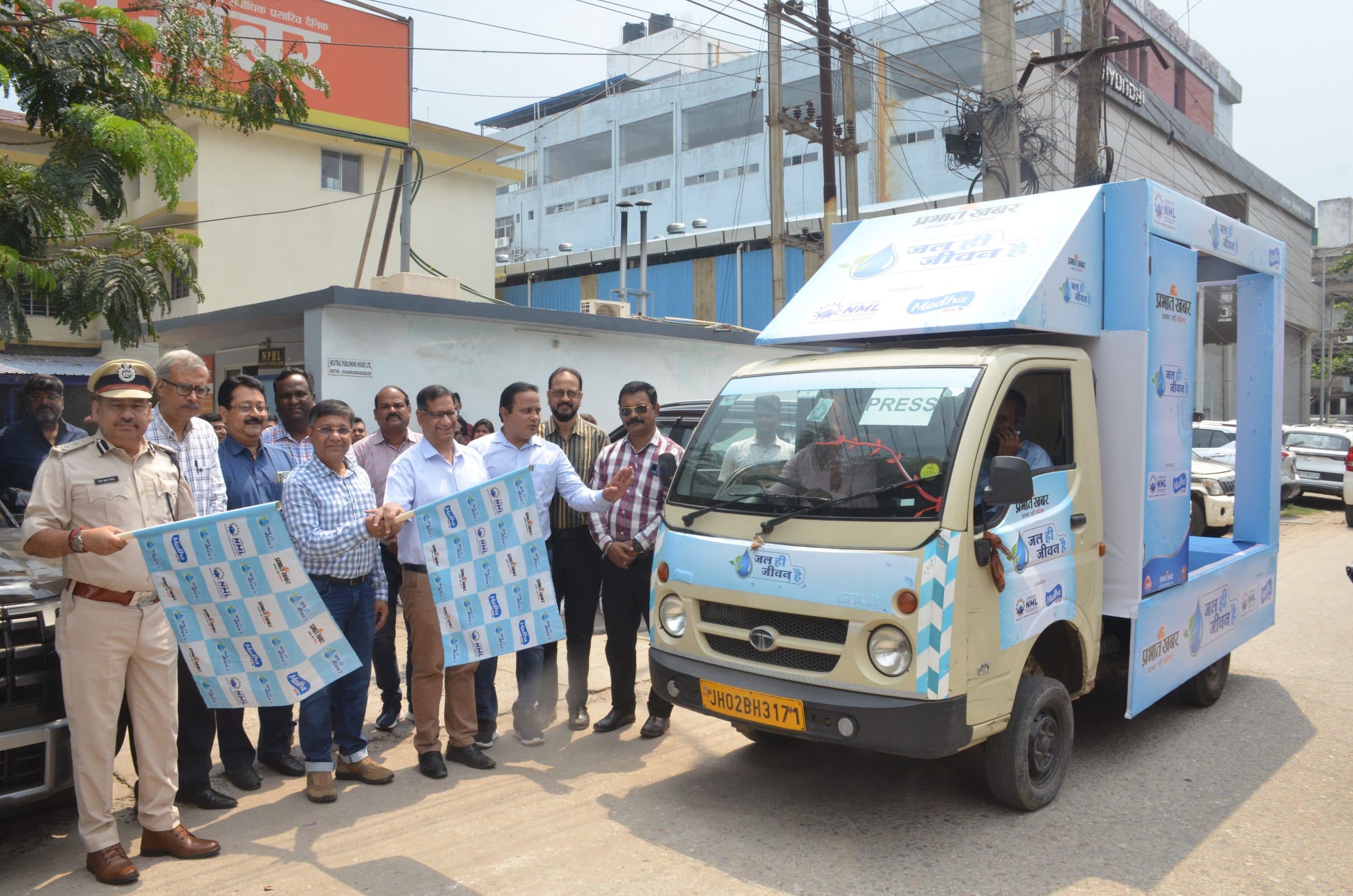 Ranchi News : प्रभात खबर का जल ही जीवन रथ रवाना, ट्रैफिक जवानों के लिए पानी व लस्सी का वितरण शुरू