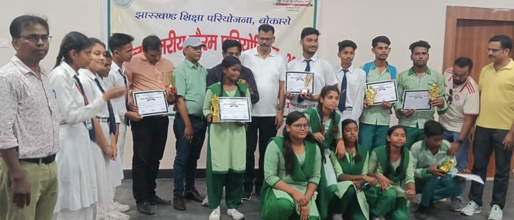 Bokaro News : जिला स्तरीय प्रथम कैरम प्रतियोगिता में बच्चों ने दिखायी प्रतिभा