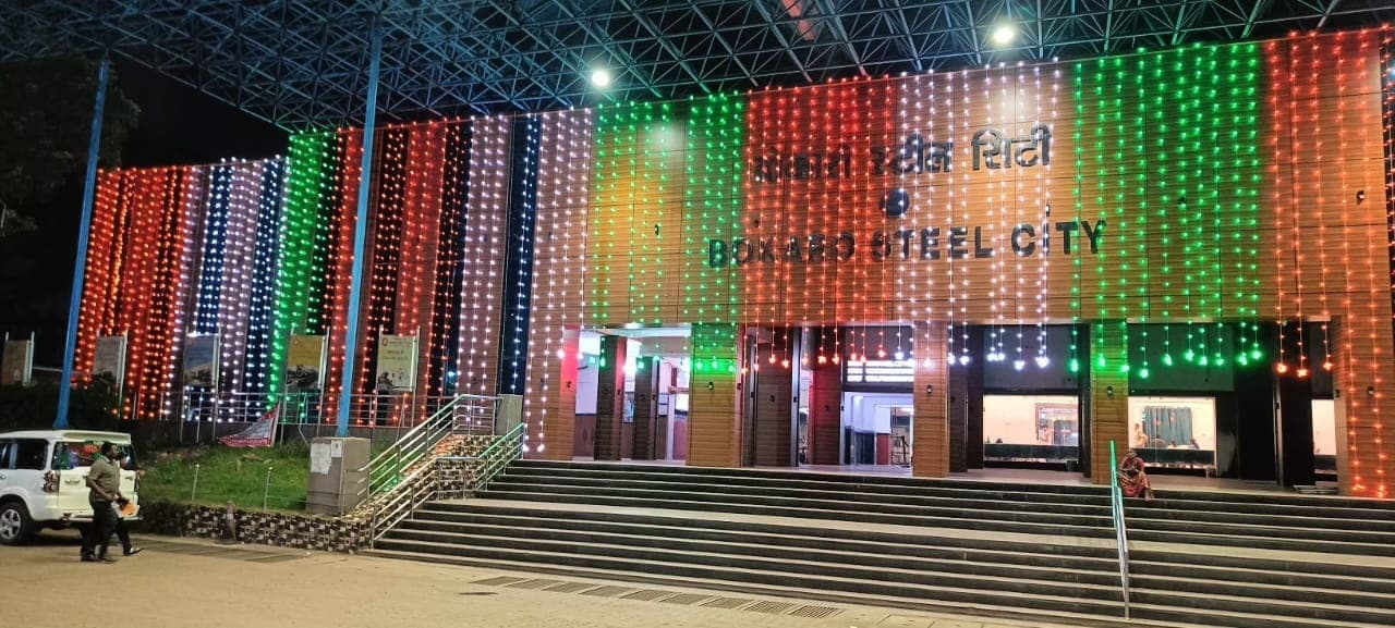 Bokaro News : तिरंगे की रोशनी से नहाया बोकारो रेलवे स्टेशन
