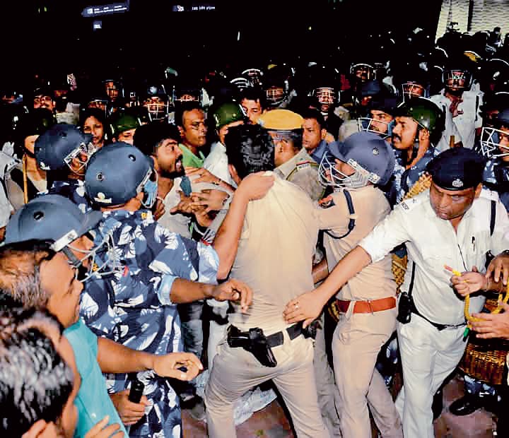 नौकरी गंवाने वाले शिक्षकों ने किया विकास भवन का घेराव, कर्मचारियों को बाहर निकालने के लिए लाठीचार्ज