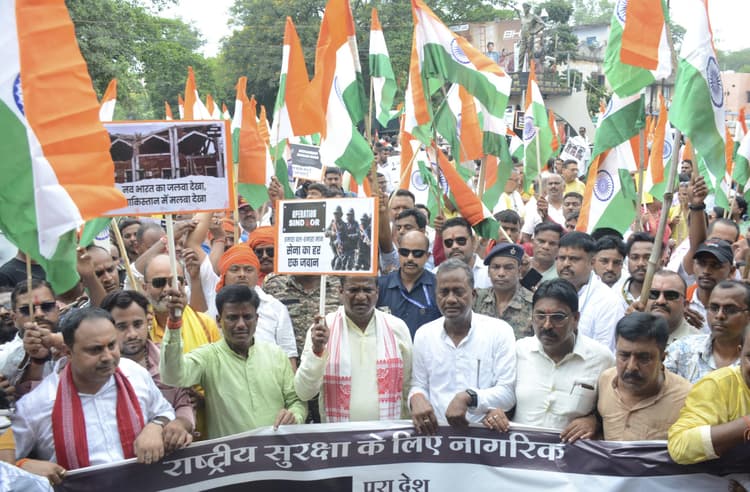 Dhanbad News : कंबाइंड बिल्डिंग से शहीद रणधीर वर्मा चौक भाजपा ने निकाली तिरंगा यात्रा