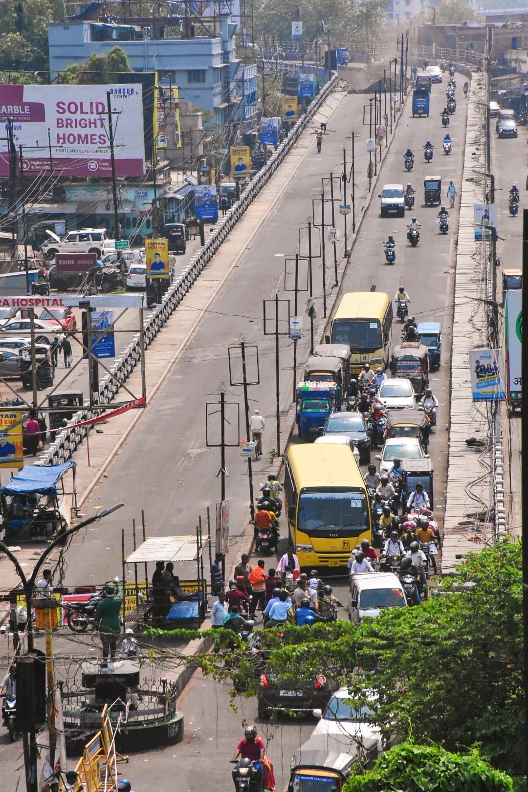 Dhanbad News : बैंकमोड़ फ्लाइओवर मरम्मत के दौरान वैकल्पिक रूट में कम होने लगा दबाव