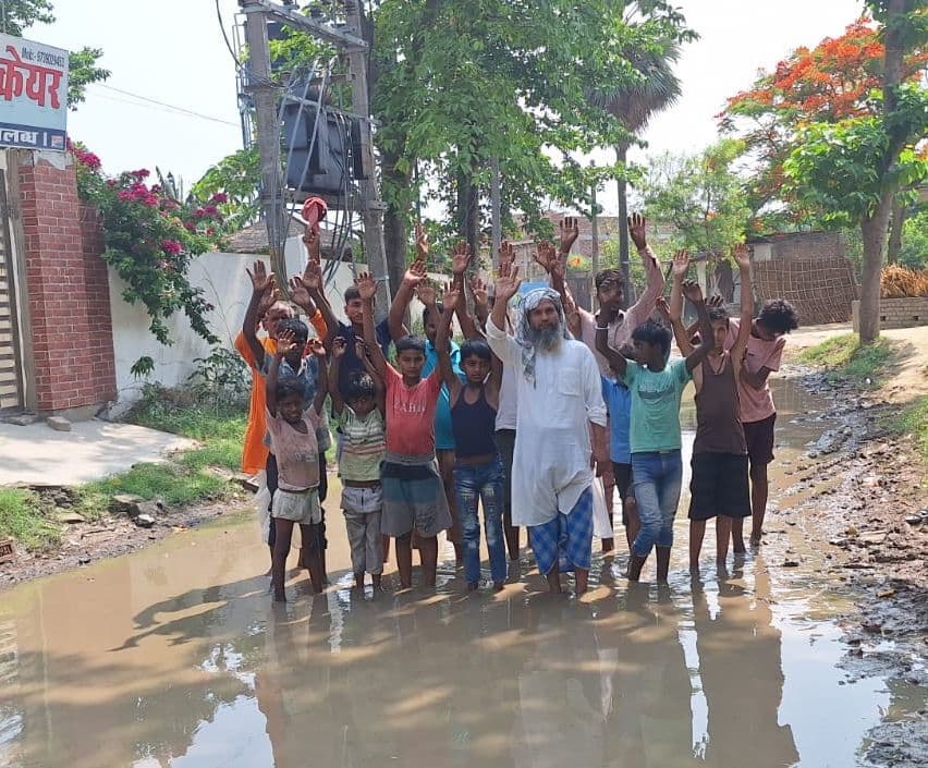 Motihari: जर्जर सड़क व जलजमाव से छात्रों व आमजनों को हो रही परेशानी