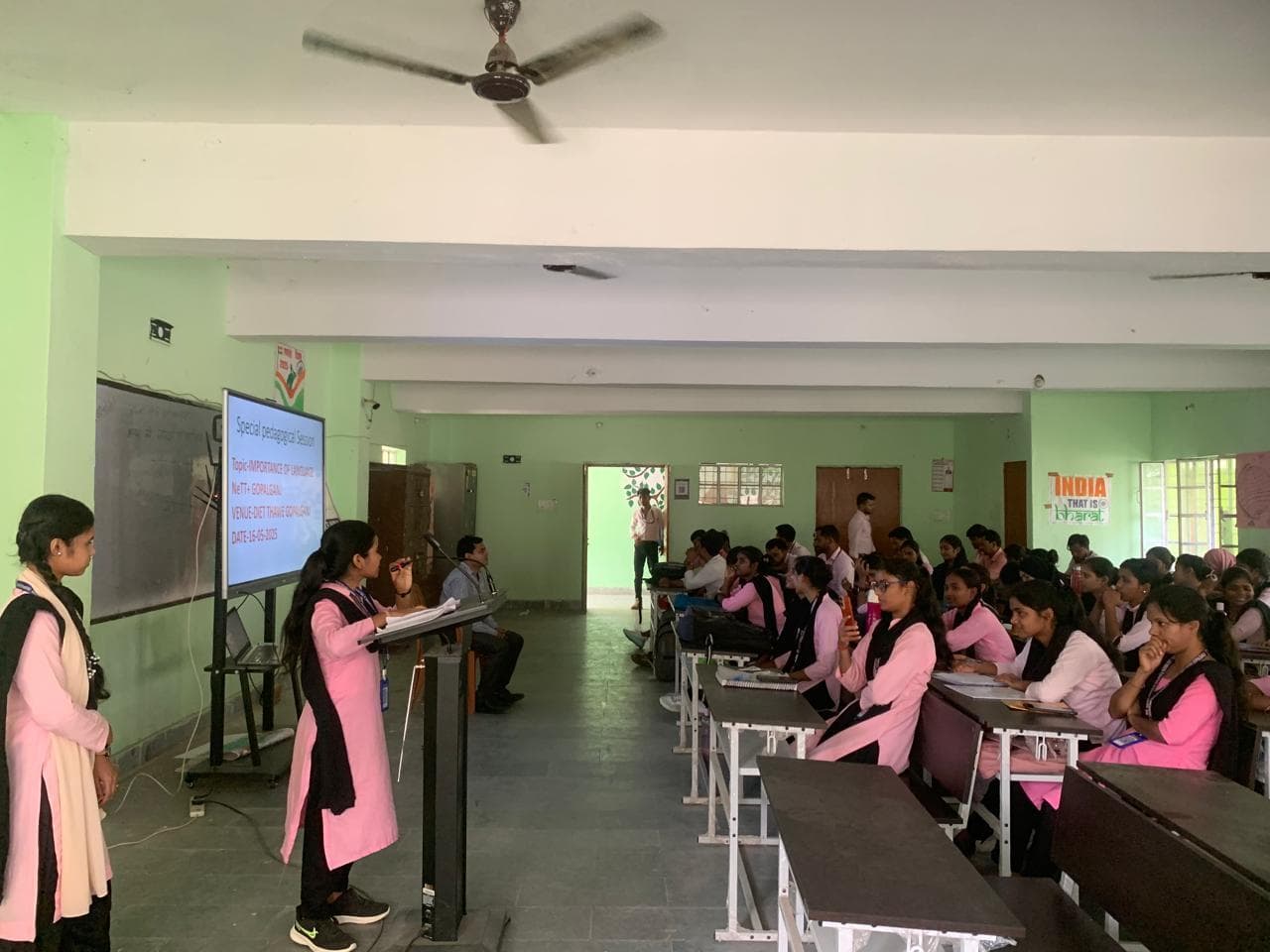 प्रशिक्षुओं ने भाषण, कविता, टीएलएम व कहानी से बताया भाषा का महत्व, डायट थावे में ‘भाषा का महत्व’ विषय पर विशेष सत्र का हुआ आयोजन