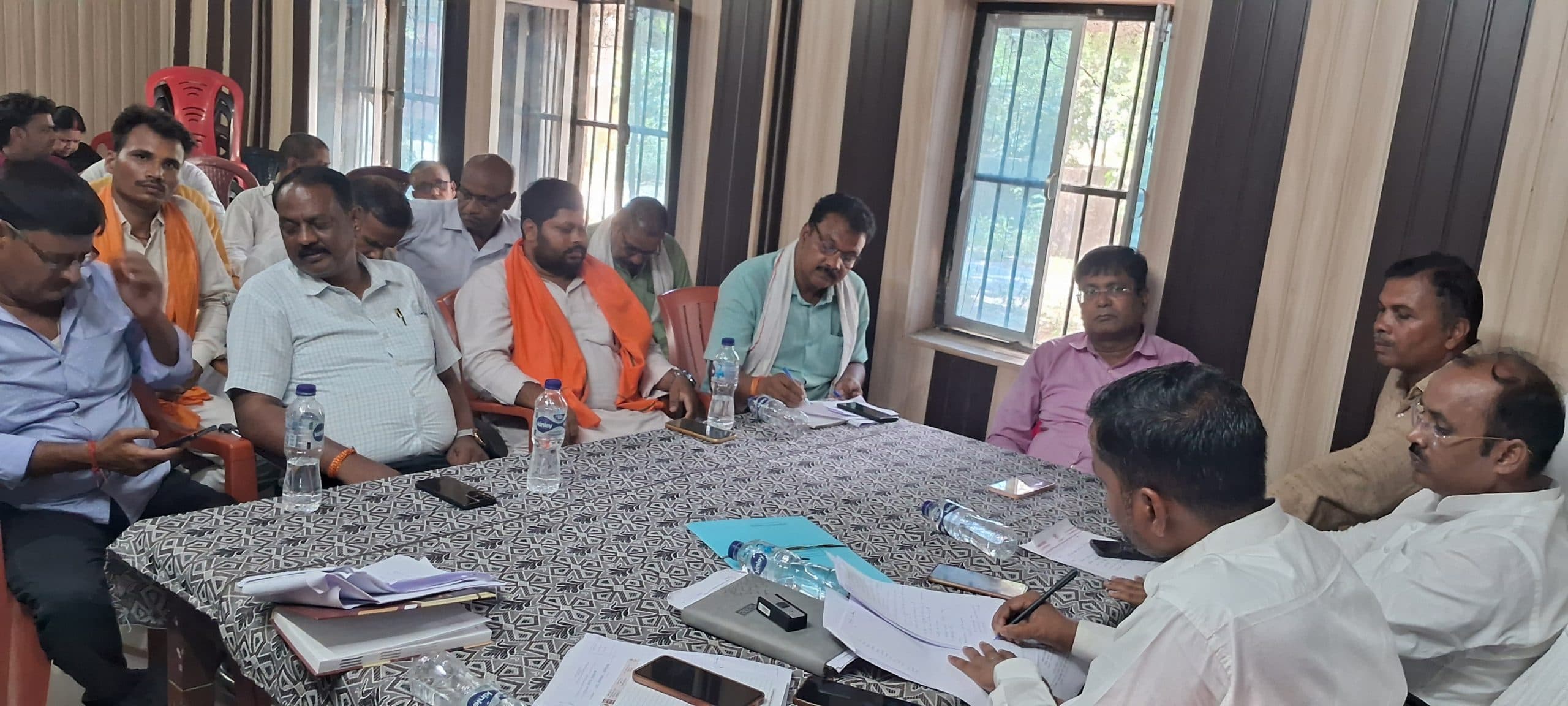 विजयीपुर में बीस सूत्री की पहली बैठक में छाया रहा योजनाओं में भ्रष्टाचार का मुद्दा, बैठक में सदस्यों के प्रश्नों से छूटने लगे पदाधिकारियों के पसीने