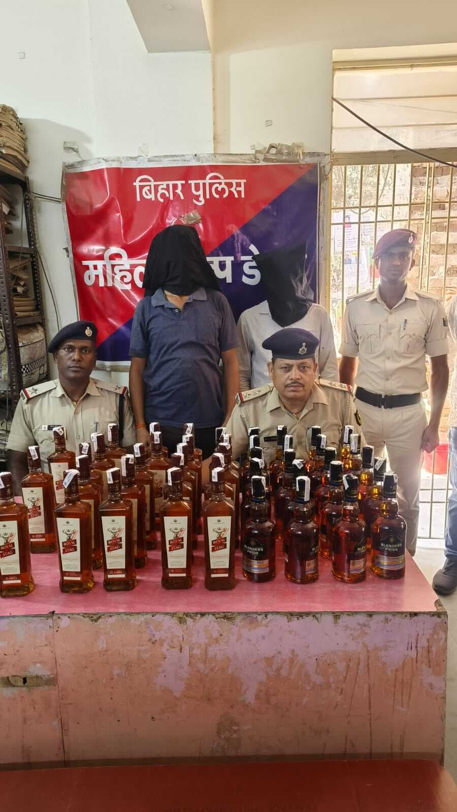 गया रेलवे स्टेशन से विदेशी शराब के साथ दो युवक गिरफ्तार