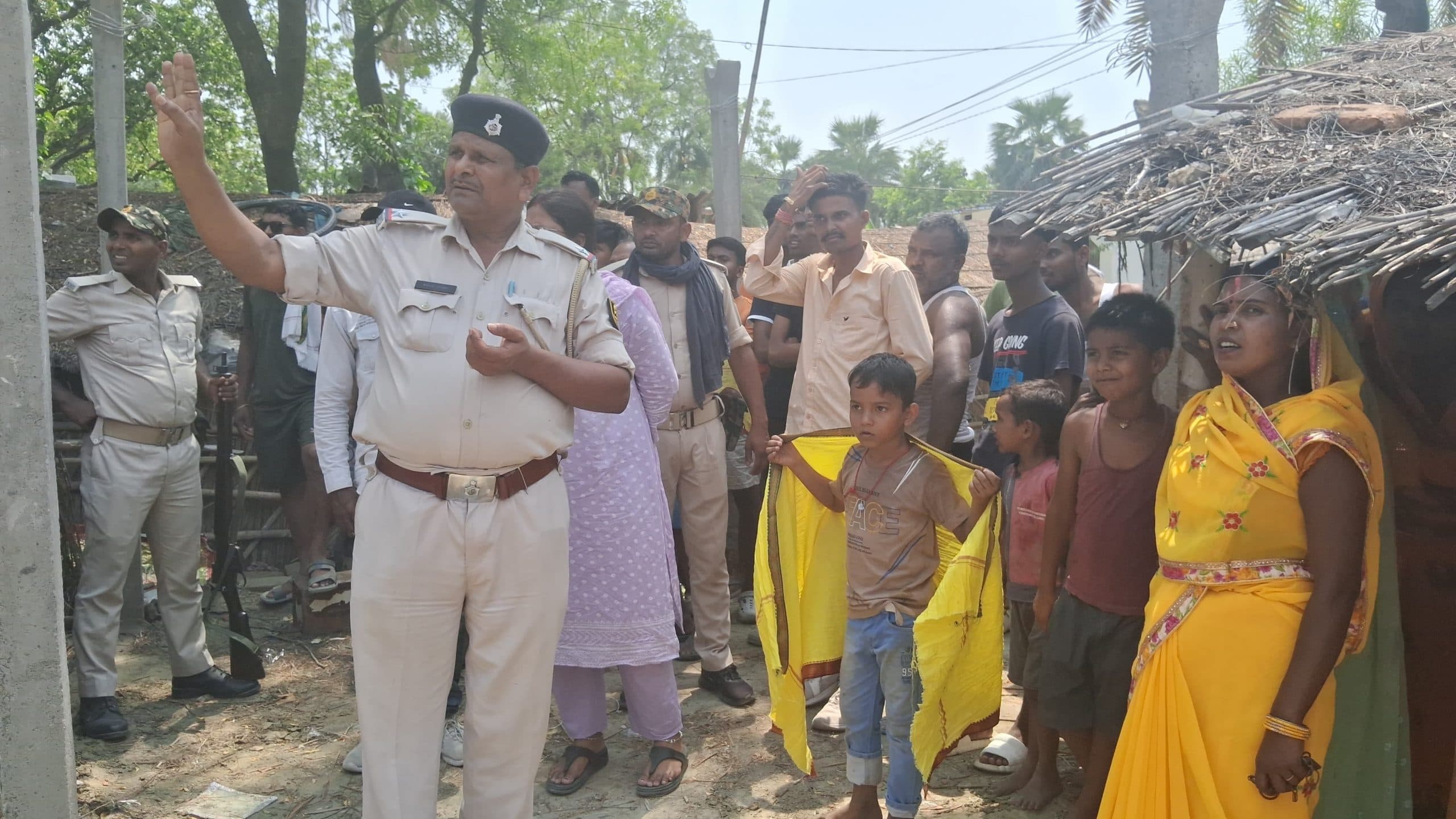 hajipur news. स्कूल की जमीन पर अतिक्रमण का बनाये गये घरों को तोड़ा गया