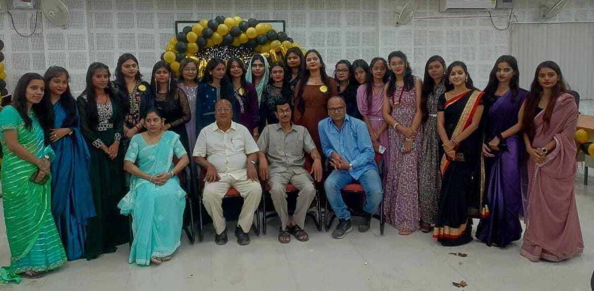 समारोह आयोजित कर चतुर्थ सेमेस्टर के छात्र-छात्राओं को दी विदाई