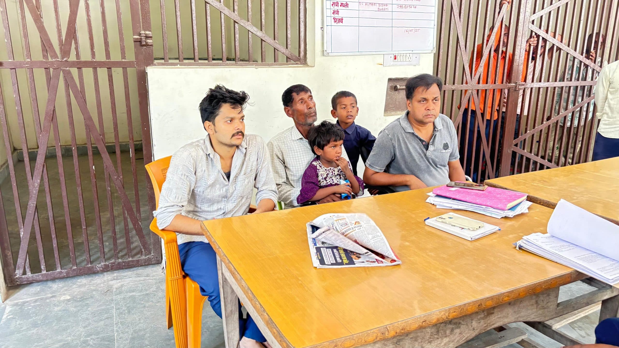 Motihari: भटकी बच्ची को पुलिस ने परिजनों को सौंपा