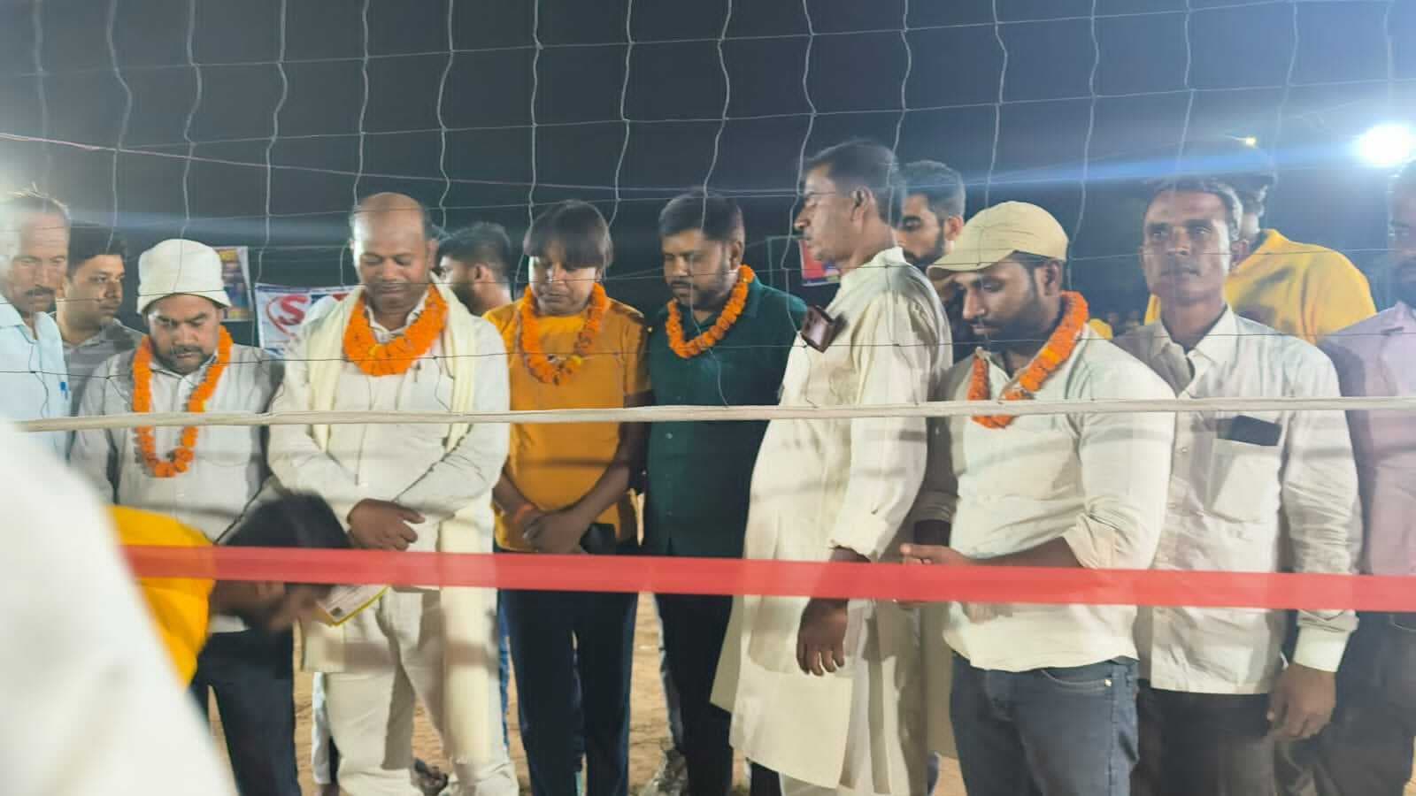 वॉलीबॉल नाइट टूर्नामेंट के फाइनल में वाराणसी ने ट्रॉफी जीती