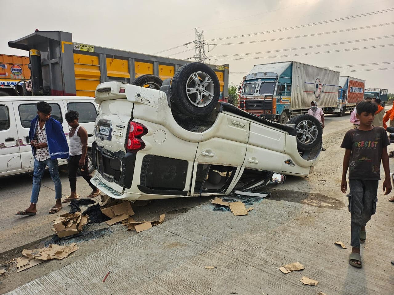 शराब लदा स्कॉर्पियो पलटा, ग्रामीणों ने लूट लीं बोतलें