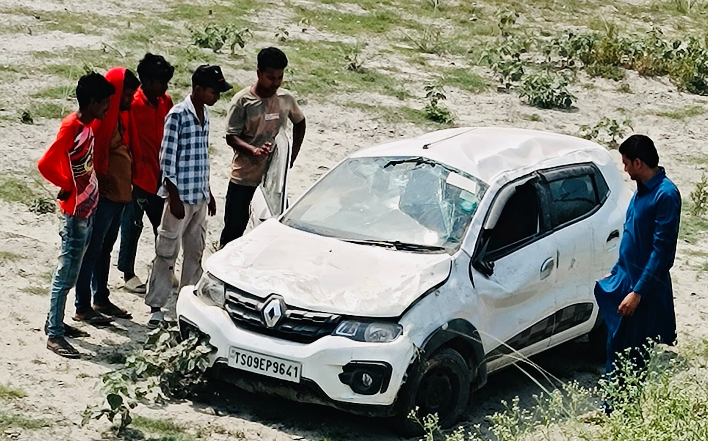 ब्रेक की जगह एक्सलेरेटर पर दबा दिया पांव, नहर में गिरी कार, चालक घायल