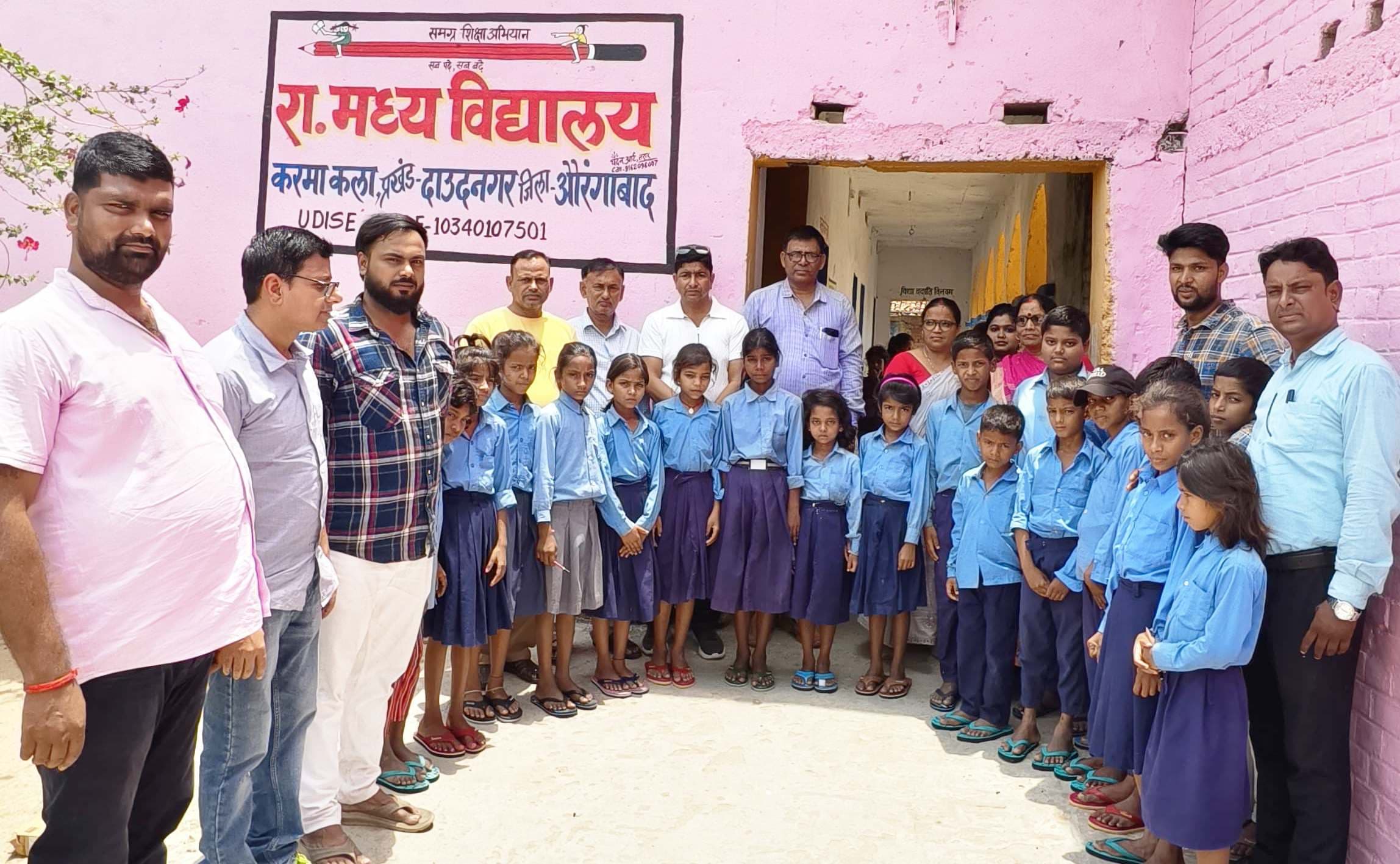 तपती धूप से नन्हें पैरों को मिलेगी राहत, बच्चों के बीच बांटी चप्पलें