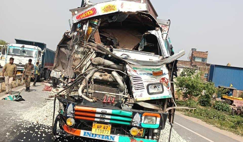 ट्रक से टक्कर में ड्राइविंग सीट पर दबने से चालक की मौत