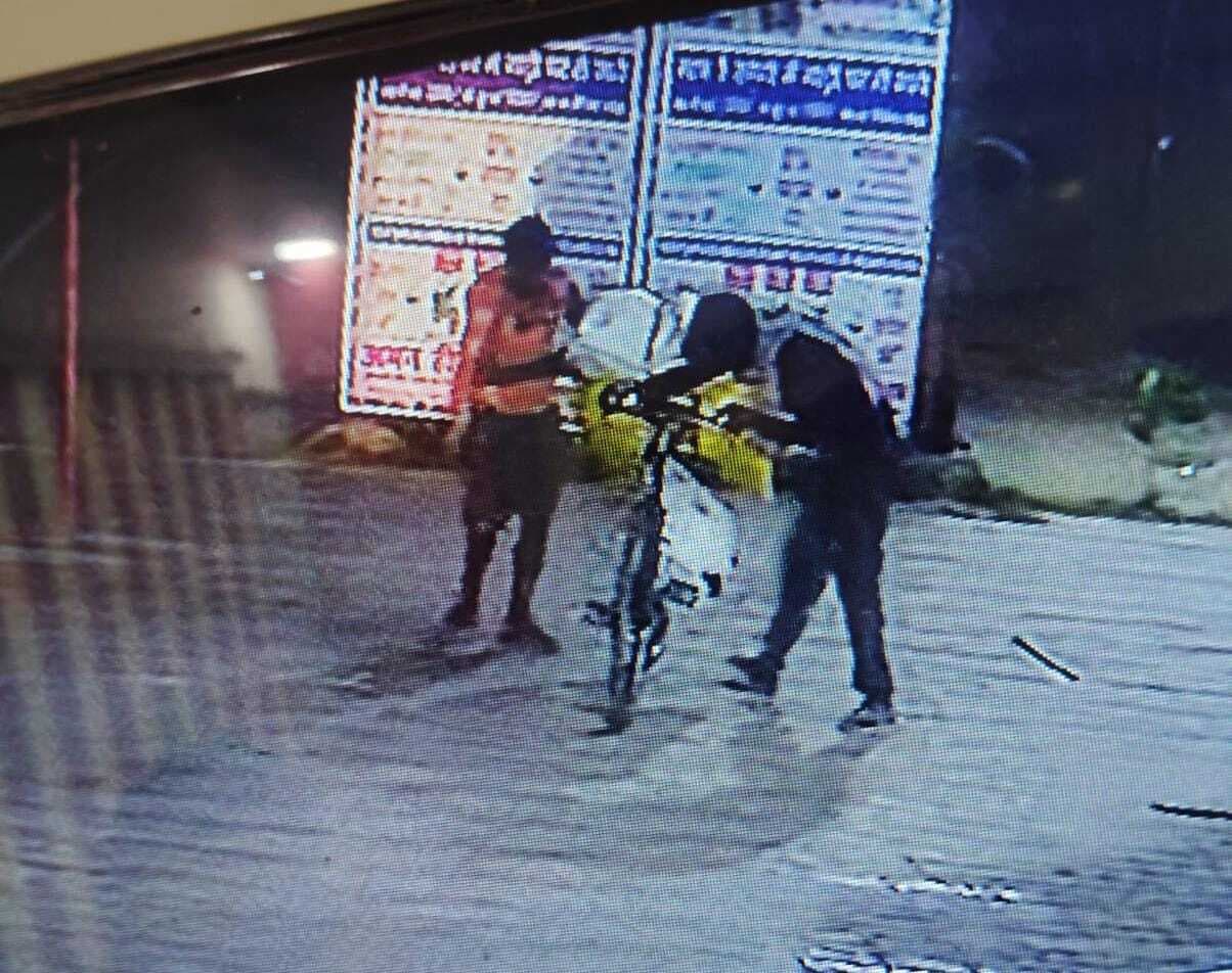 Samastipur News:गैरेज से सामान चुराकर फरार युवक को किया पुलिस के हवाले