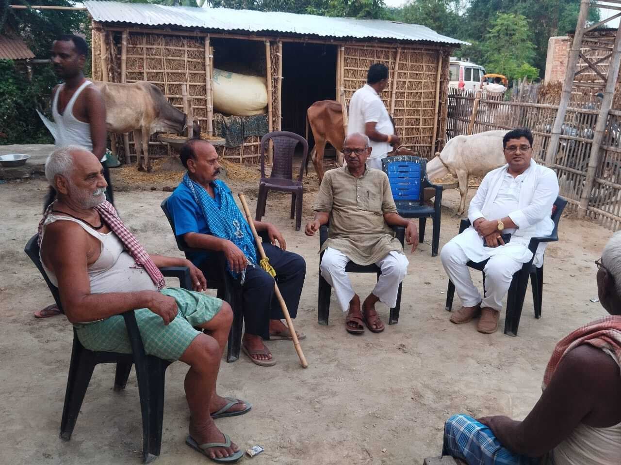 मृतक के परिजनों से मिले जदयू शिक्षा प्रकोष्ठ के प्रदेश उपाध्यक्ष