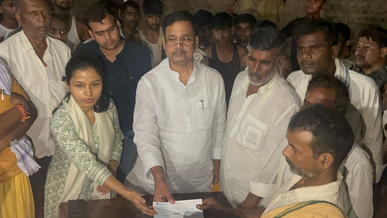 Motihari : मृत बच्चियों की माता को मिला सहायता राशि का चेक
