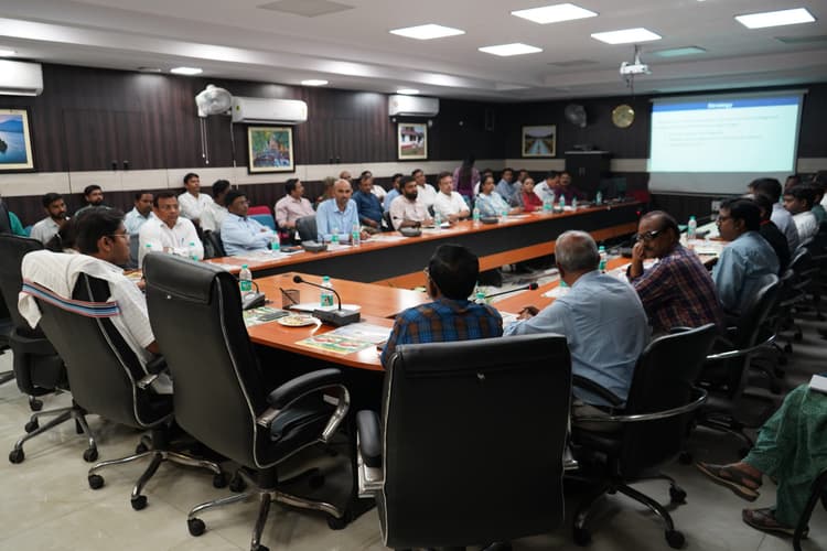 Jamshedpur news. डेंगू की रोकथाम के लिए सक्रिय रुख अपनाने व व्यापक प्रचार-प्रसार का निर्देश