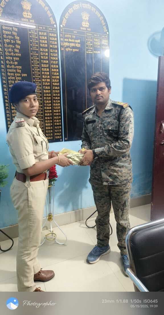 धनबाद में लूटी 3.40 लाख बरामद, दो गिरफ्तार