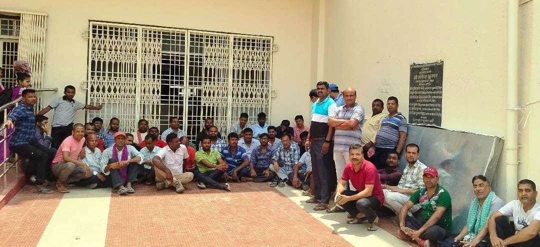 बकाये मानदेय भुगतान की मांग को लेकर आउटसोर्सिंग कर्मियों ने किया एमयू में तालाबंदी