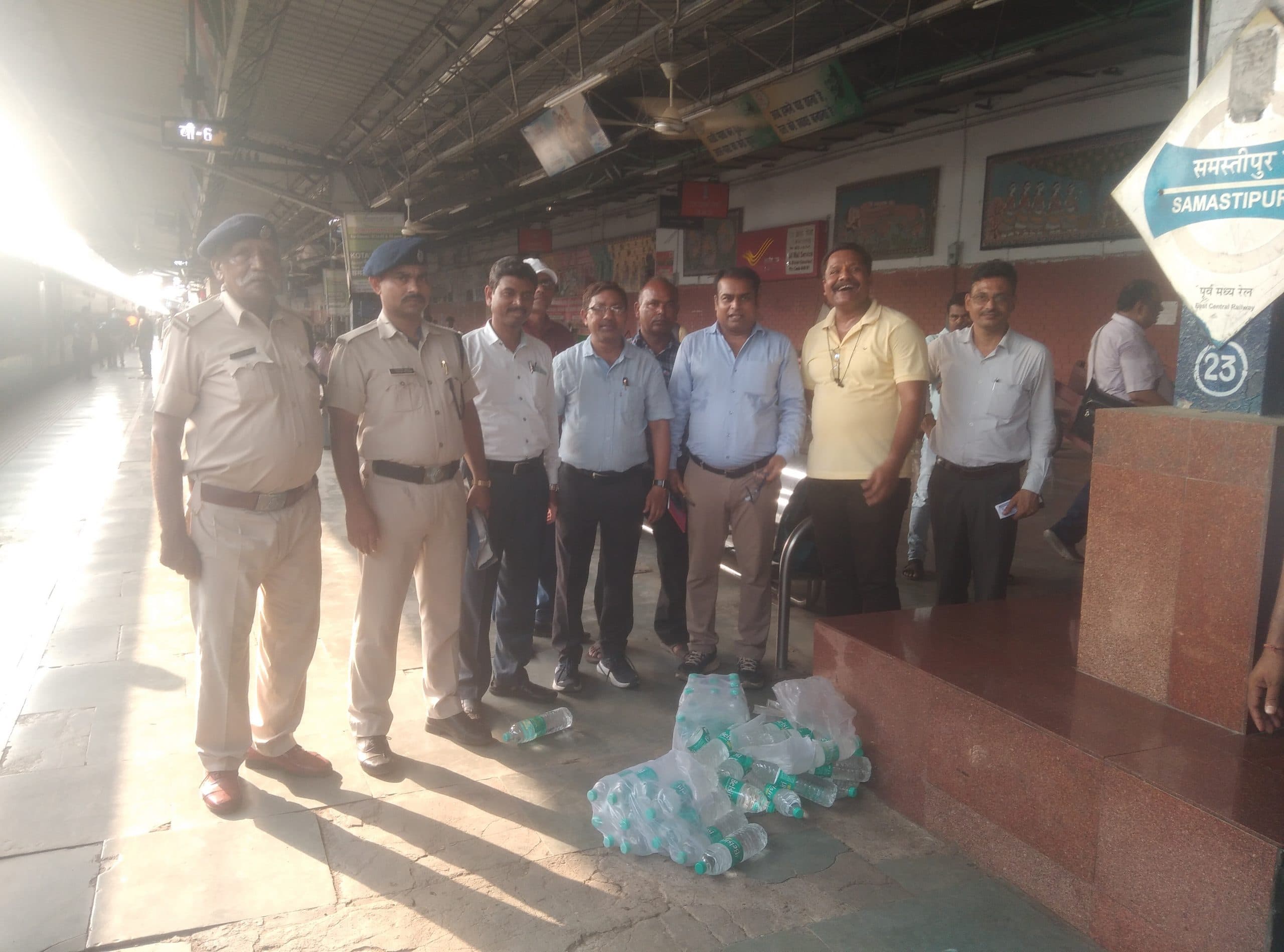 Samastipur News:पवन एक्सप्रेस के पैंट्रीकार से 50 पेटी अन ब्रांडेड पानी जब्त