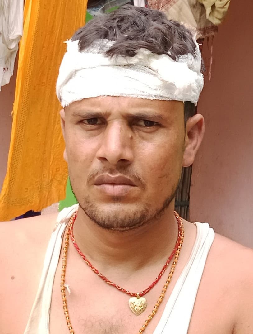 मध्य विद्यालय विष्णुपुर में रात्रि प्रहरी व संवेदक के मुंशी की जमकर पिटाई