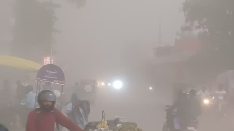 Motihari : आंधी से बदरंग हुई सड़कें,दिन में हीं अंधेरा