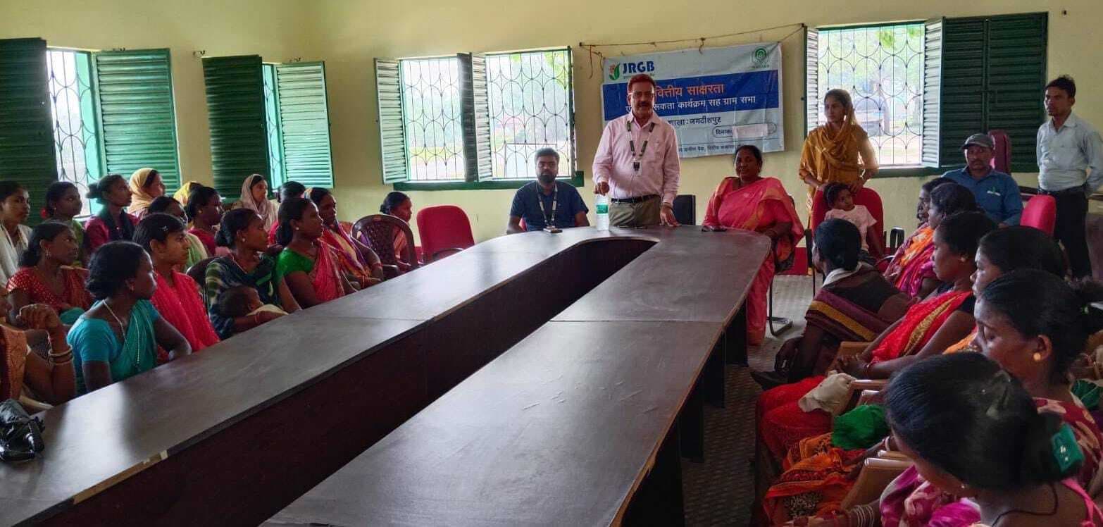 बैंक ने आश्रितों को बीमा की रकम का  किया भुगतान