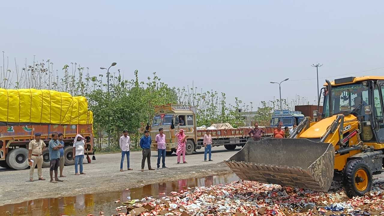 बलथरी चेकपोस्ट पर जब्त 2007 लीटर शराब पर चली जेसीबी