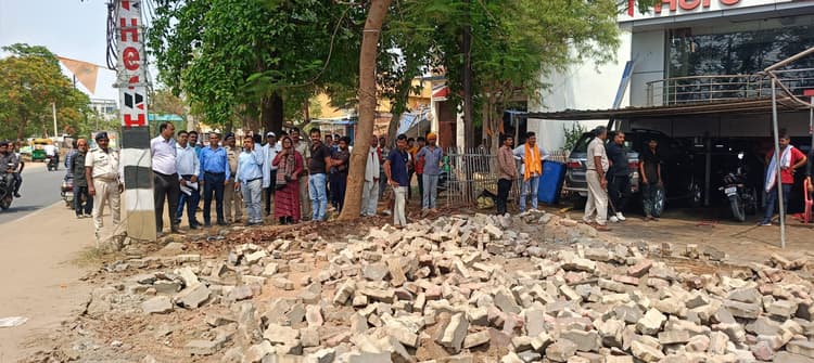 पीएम यात्रा को लेकर तपती धूप में भी चला अतिक्रमण पर बुलडोजर