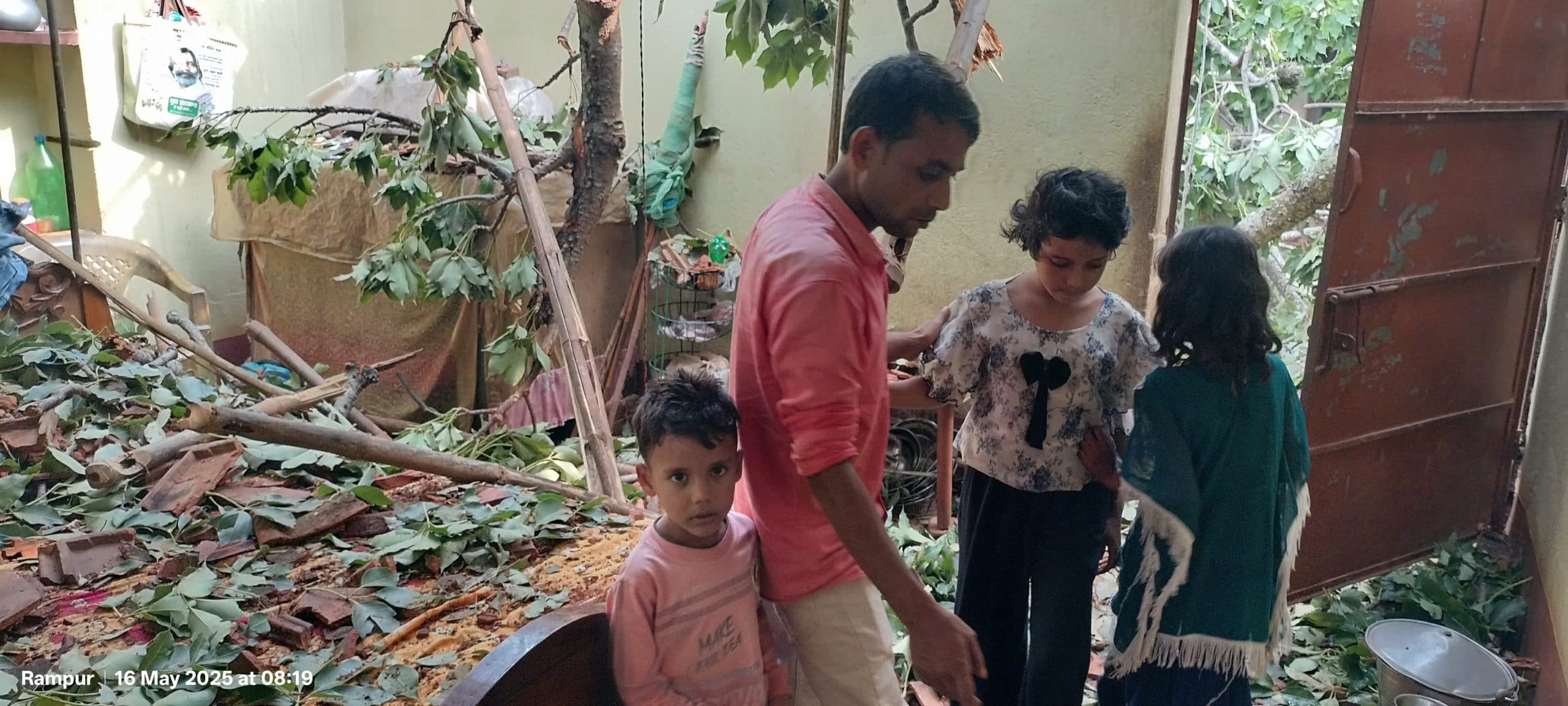 आंधी-तूफान में घर के छप्पर पर गिरा पेड, हजारों की क्षति