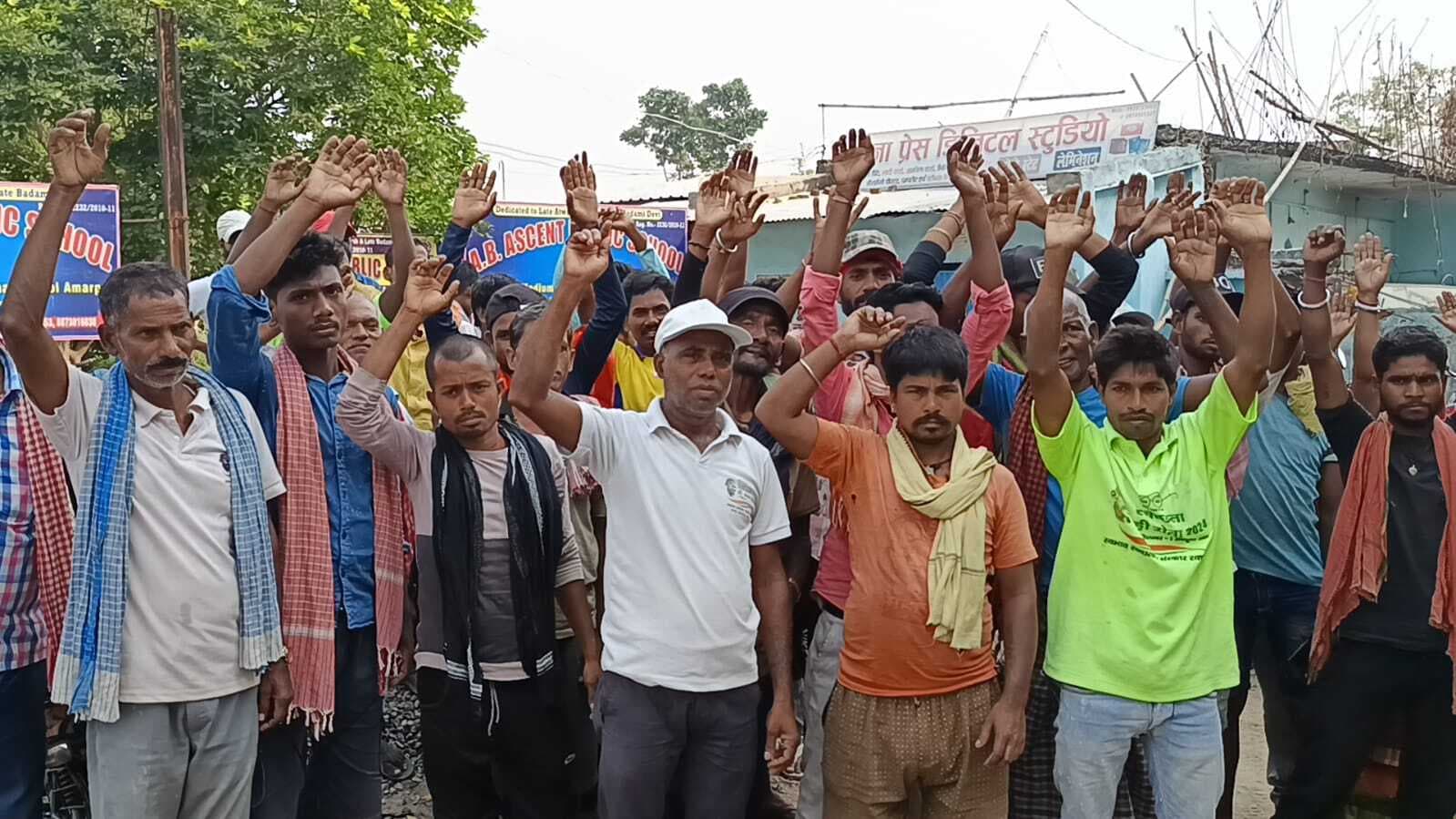 सफाई कर्मियों ने पीएफ भुगतान व मजदूरी बढ़ोतरी की मांग को ले किया हड़ताल